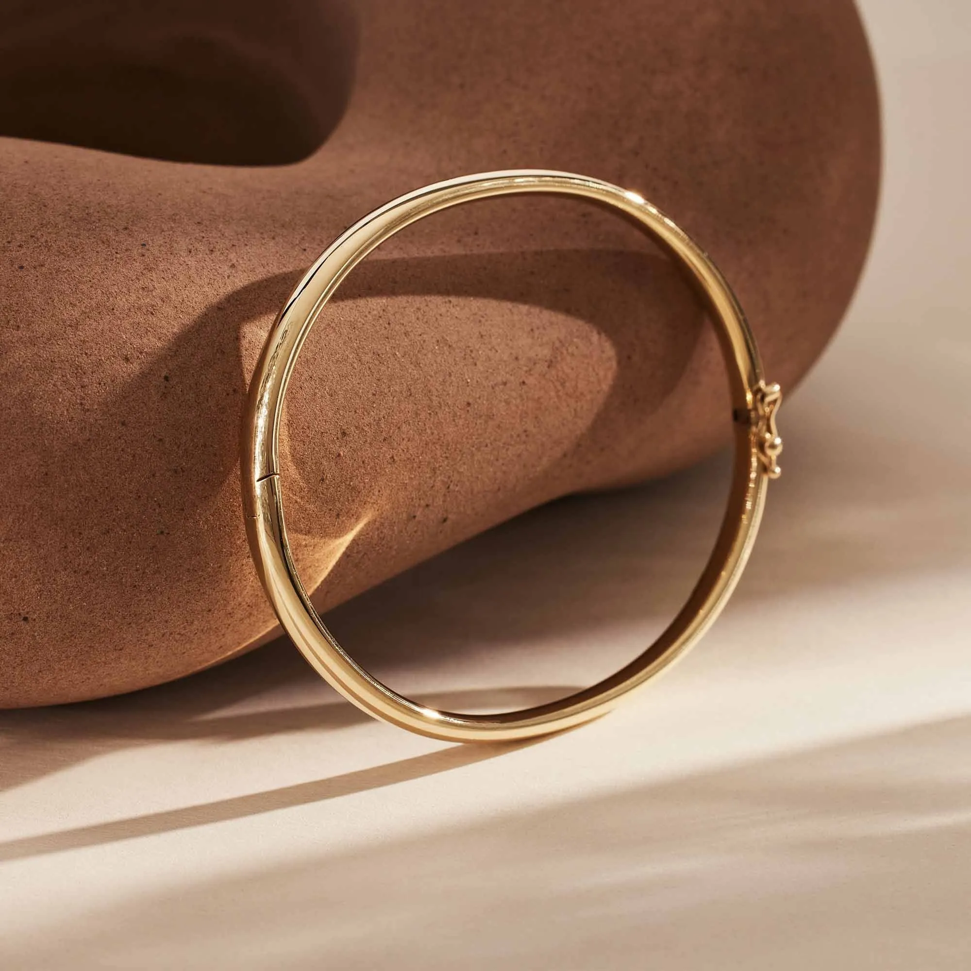 Cour d'Honneur Lucienne 14 karat gold bangle with round edge